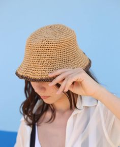 Looking for a hat to complement your style on hot summer days? This handmade raffia hat is for you! It offers a comfortable use thanks to its breathable beige raffia material. It is suitable for use both on the beach and in the city with its design in the style of a straw beach hat. This expertly crafted hat is handcrafted and crafted using sustainable materials. Express your style on your summer adventures with this comfortable, stylish and environmentally friendly hat. Lightweight Crochet Fedora Hat For Warm Weather, Beige Brimmed Crochet Hat For Warm Weather, Crochet Hat With Short Brim For Warm Weather, Beige Crochet Fedora For Warm Weather, Natural Crochet Fedora For Warm Weather, Natural Crochet Fedora Hat For Warm Weather, Natural Fedora Crochet Hat For Warm Weather, Adjustable Natural Crochet Hat For Warm Weather, Woven Brimmed Bucket Hat For Warm Weather