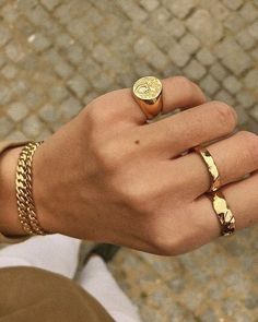 Jewel Makeup, Jewel Hair, Styling Jewelry, Dubai Gold Jewelry, Nail Makeup, Aesthetic Rings, Jewelry Styling, Jewel Dress, Clothing Winter