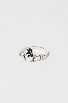 Claddagh Rings have been associated with love in Irish culture since the 17th century. The two hands represent friendship, a heart symbolizes love and the crown on top is for loyalty. The ring is traditionally worn on different fingers or hands, depending on status. here's how to wear the ring: ✦ Single: on your right hand with the heart facing outwards. ✦ Relationship: on your right hand with the heart pointed inwards. ✦ Engaged: on your left hand with the heart pointing outwards. ✦ Married: on Claddagh Promise Ring, Relationship Rings, Modern Claddagh Ring, White Gold Claddagh Ring, Gold Claddagh Ring Women, Claddagh Engagement Ring, Irish Ring, 25th Bday, Silver Claddagh Ring