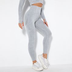 Working out or just casually cute... these leggings are IT! Comes in 10 fabulous colors from which to choose. Made with nylon and spandex for comfort and control. High Waisted Leggings Workout, Yoga Kurse, Hip Style, White Sports Bra, Spandex Leggings, Running Fitness, Fitness Yoga, Gym Leggings, Leggings Design