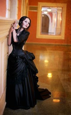 Black bustle dress. Notice how the skirt fits *under* the corset. Gothic Ballgown, Gothic Nature, Gothic Fashion Victorian, Witchy Dress, Gothic Mode, Victorian Dresses, Bustle Dress, Steampunk Goth, Gothic Clothes