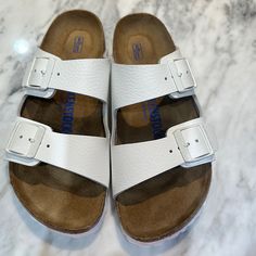 Brand New Without Tags Birkenstock Arizona Soft Footbed Sandal In White Leather. Size 36. White Leather Footbed Slip-on Sandals, Leather Beach Slippers With Buckle Closure, White Adjustable Sandals For Everyday Wear, Vacation Leather Footbed Sandals With Round Toe, Classic White Footbed Sandals For Spring, Classic Slides With Textured Footbed For Vacation, Comfortable White Slippers With Leather Footbed, Vacation Footbed Sandals With Branded Insole And Closed Toe, Classic Slide Footbed Sandals For Beach