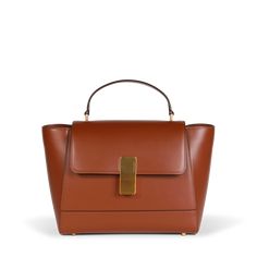 The Marly leather handbag, handmade in Italy, will bring a contemporary touch to your figure. The zipped interior has 2 flat pockets, one of which is leather. Leather Craftsmen, Leather Pocket, Bags And Purses, Brass Color, Leather Handbag, Fashion Handbags, Inside Pocket, Calf Leather, Leather Handbags