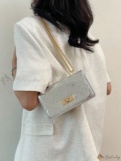 Bird in Bag - Elegant Solid Color Bag with Metal Chain Accents Chain Pattern, Bag Elegant, Ladies Clutch, Bird In Bag, Square Bag, Mini Fashion, Metal Chain, Elegant Woman, Chain Strap