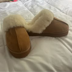 Fluffy Brown Slippers Never Worn Fluffy Slippers Outfit, Aesthetic Slippers, Slippers Aesthetic, Fall Slippers, Slipper Shoes Women, Slippers Brown, Slippers Outfit, Brown Slippers, Fluffy Shoes