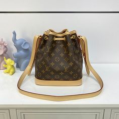 Charm Fashion Lu-Vi Bags - 16896 A+ Excellent Quality copies; Contact us if you've any questions in your mind. Fan Fashion, Trendy Tote, Exclusive Designs, Evening Bags, Louis Vuitton Bag, Mini Bag, Luxury Bags, Contact Us, Messenger Bag