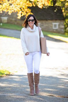 Yes, you can wear white jeans after Labor Day! And here's how... How To Wear White Jeans, Monochromatic Outfit, Black Jeans Women, Fashion For Women Over 40, Style Inspiration Winter, Jeans For Short Women, Plus Size Fashion For Women, Neutral Outfit