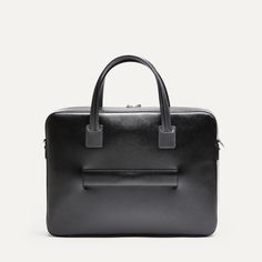 Ce briefcase Paolo propose un design très épuré. Aucune poche extérieure ne vient perturber le volume du sac en dehors de notre poche signature sur l’avant : une poche zippée permettant de venir y glisser son passeport. Un sac très compact qui vous surprendra par ses capacités de rangement ! Côté matière, ce sac est réalisé dans notre cuir Saffiano, un cuir pleine fleur de grande qualité, à l’aspect légèrement satiné et qui ne s’altèrera pas avec le temps. Les fermetures à glissières sont réalisées par YKK, un des plus grand spécialistes au monde, et nos mousquetons réalisés en laiton pour garantir une résistance maximale. Le porte-documents Paolo est proposé avec sa sangle en cuir pour un porté épaule, et vous sera livré dans un pochon de protection. Luxury Business Shoulder Bag With Luggage Sleeve, Luxury Rectangular Briefcase With Luggage Sleeve, Rectangular Laptop Bag With Zipper Pocket For Business, Modern Rectangular Case Bag With Zipper Pocket, Rectangular Business Briefcase With Zipper Pocket, Business Briefcase With Zipper Pocket, Saffiano Leather Briefcase With Top Handle For Business, Modern Saffiano Leather Briefcase For Business Trips, Modern Saffiano Leather Briefcase For Travel