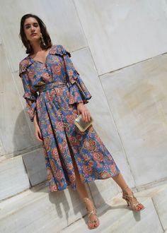 O vestido ideal para os seus eventos nesta primavera! Silvia é um vestido midi de viscose com estampa floral, muito movimento e fluidez. Vem com um cinto/laço com o qual você pode combinar com seus looks: pode usar amarrado, para marcar a cintura, ou solto se quiser ficar mais confortável. Silvia também está disponível em uma estampa rosa. O vestido Silvia é desenhado com amor pela AIBON e feito em oficinas em Madrid. Blue Printed Midi Dress For Garden Party, Printed Flowy Midi Dress, Flowy Printed Midi Dress, Floral Print Viscose Midi Dress For Vacation, Chic Blue Printed Floral Dress, Blue Floral Print Midi Dress, Blue Printed Midi Length Dress, Blue Printed Midi Dress For Brunch, Printed Viscose Midi Dress