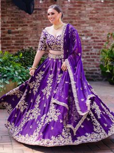 Purple Lehenga Jewellery Ideas, Purple And Gold Lehenga, Mid Size Indian Outfits, Royal Purple Lehenga, Purple Colour Lehenga, Purple Ethnic Wear, Purple Wedding Lehenga, Purple Bridal Lehenga, Blue Wedding Lehenga