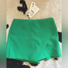 New! With Tags Zara Green Skort Side Zip Two Back Pockets Size Xs Green Stretch Shorts For Night Out, Trendy Fitted Zara Shorts, Green Shorts For Spring Night Out, Green Shorts For Summer Night Out, Green Shorts For Night Out In Spring, Green Zara Bottoms For Night Out, Zara Green Bottoms For Night Out, Trendy Fitted Green Shorts, Spring Fitted Bottoms New With Tags