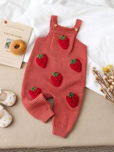 Rosa chiclete Casual Collar Sem Mangas Lã penteada Frutas&Vegetais Macacão Embellished Elasticidade Baixa Baby Taylor, Crochet Baby Cardigan, Baby Knitwear, Cool Baby, Retro Baby, Baby Prep, Crochet Baby Clothes