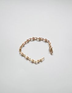 With its interlocking links and bold design, the 18ct gold plated link chain bracelet plays well with others as part of a curated arm stack but also shines when worn solo. Metal: 18ct Gold Plated on BrassDimensions: 19 cm Shipping & Return Free US shipping on orders over $100.Free International shipping on orders over $300. For more details click HERE. Modern Gold Bracelet With Adjustable Chain, Timeless Link Bracelets With Chunky Chain, Classic Gold Chunky Link Bracelet, Timeless Link Bracelet With Chunky Chain, Minimalist Gold-tone Paperclip Bracelet With Solid Links, Rose Gold Link Bracelet With Adjustable Chain, Timeless Chunky Link Chain Bracelet, Timeless Chunky Chain Link Bracelet, Timeless Chunky Chain Bracelet For Everyday