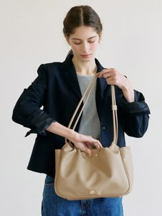 设计师时装，首尔精心打造 | W 概念 Modern Minimalist Design, Urban Lifestyle, Brand Image, Metal Logo, Bag Style, Hobo Bag, Modern Minimalist, New Style, Minimalist Design