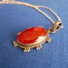 Elegant and delicate pendant from India. Carnelian in a 92.5 silver charming pendant from India. Silver 92.5 chain is included. Pendant:  4.1 x 2.1 centimeters Carnelian: 2.8 x 1.9 centimeters Weight: 18 grams Free Shipping: Certified Post Office Mail with track number Thanks for your visit! Classic Orange Necklace For Gifts, Classic Orange Necklace For Gift, Carnelian Cabochon Jewelry Gift, Carnelian Cabochon Jewelry As A Gift, Antique Carnelian Necklace For Gift, Vintage Carnelian Necklace As Gift, Vintage Carnelian Necklace Gift, Vintage Carnelian Necklace For Gifts, Vintage Carnelian Necklace For Gift