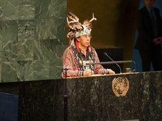 Tadodaho Sid Hill, chefe da nação Onondaga, dando as boas-vindas aos participantes da Conferência Mundial sobre Povos Indígenas, em setembro de 2014. Foto: ONU/Cia Pak Season Of The Witch, The Witch, United Nations, One Week, Witch, Human, Bring It On