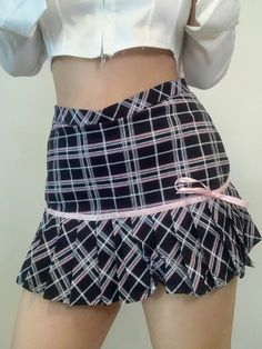 𝔇𝔢𝔱𝔞𝔦𝔩𝔰: Style: Egirl, Y2K, Kawaii Goth Material: Polyester, soft durable material The checkered pattern is completely on trend, while the delightful pink bowtie adds a touch of playfulness to the look. It's not just cute, but superbly comfortable as well. Made with premium fabric, perfect for everyday wear Free Shipping with over 80 $ purchase! We ship worldwide! SIZE LENGTH WAIST HIPS 13 in 26 in 35 inM 13 in 28 in 37 inL 14 in 29 in 39 inItem measured by hands may have 1-2 in differences.S... Pink Bowtie, Y2k Kawaii, Pink Bow Tie, Kawaii Goth, Costume Shop, Crop Top Sweater, Swimwear Outfit, Checkered Pattern, Bottom Clothes