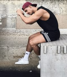 Outfit masculino esportivo com meia alta, tendência que está em alta, e bermuda da Adidas. Vejam mais tendências de moda masculina para este ano de 2019 no blog Marco da Moda - Foto: Javier Martín Men In Shorts, Gym Outfit Men, Outfit Gym, Trendy Mens Fashion, Mens Fashion Urban, Gym Style, Men Style Tips