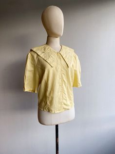 What a pretty blouse, in a delicate corn yellow with such wonderful details! With a wide collar, cut in a sailor style, with beautiful floral embroidery. Basically loosely cut, but the width can be adjusted with two straps at the back. Very comfortable fabric, a ramie-cotton mix. Colour: light yellow SIZE/DIMENSIONS: According to the label size 40. In my opinion, best fits size M-L. Please note the dimensions: Armpit to armpit: 47 cm Shoulder to shoulder: 45cm Waist: 44cm Hips: 44 cm Length: 55c 70s Blouse, Mix Colour, Sailor Style, Sailor Fashion, Pretty Blouses, Vintage Blouse, Colour Light, Pastel Yellow, Blouse Vintage