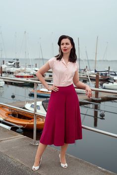 High waist culottes made of slightly falling viscose linen in the color berry (dark pink). The trousers are cut tight at the waist and flare out at the bottom. Closes on the side with a zipper and button. An absolute figure talent! Materials used: 78% viscose, 22% linen, zipper, plastic button All my things are made to measure. The selection of clothing sizes is for guidance only. Do you have special ideas and wishes? Then don't hesitate to let me know. I would also be happy to make individual f Trouser Skirt, My Things, Skirt High Waist, Dark Pink, Modern Vintage, Berry, High Waisted Skirt, Capri, High Waist