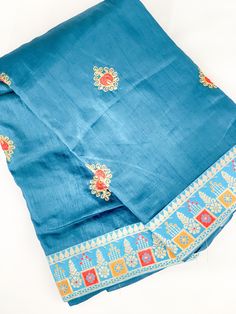 This soft silk saree comes in teal blue with border and authentic hand sticthed patterns. This saree includes a matching unstitched blouse piece which is customisable to fit all sizes. If you require the blouse to be stiched, We offer tailor service on request with additional cost. For more info please contact us and we will be happy to help.  🥻Occasion: Party, Sangeet, Wedding, Engagement, Outings, Bridal & festival. 🚚 Shipping : We offer International fast & secure shipping (Ask for more info) **Color may differ due to photography in light effect** Blue Silk Sets For Diwali, Blue Silk Anarkali Pre-draped Saree, Blue Silk Set For Diwali, Blue Dola Silk Pre-draped Saree With Pallu, Blue Dola Silk Pre-draped Saree For Eid, Traditional Blue Pre-draped Saree With Resham Embroidery, Blue Chanderi Salwar Kameez With Cutdana, Festival Silk Pre-draped Saree With Embroidered Border, Festive Blue Art Silk Pre-draped Saree