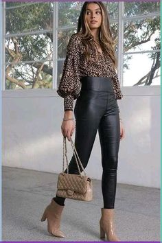 Sophisticated Rock Style, Black Jeans Outfits, Lederhosen Outfit, Stile Casual Chic, Mode Editorials, Black Leather Pants, Komplette Outfits, Basic Tee