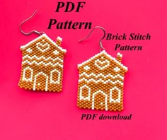 a pair of brown and white beaded houses on pink background with text that reads, free pattern brick stitch pattern