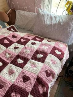 Cute Crochet Pillow Ideas, Crochet Things For Room, Crochet Ideas Valentines, Crochet Valentines Decor, Crochet Inspo Room Decor, Heart Granny Square Blanket, Crochet Blanket Aesthetic, Cute Aesthetic Crochet, Valentines Day Crochet Ideas