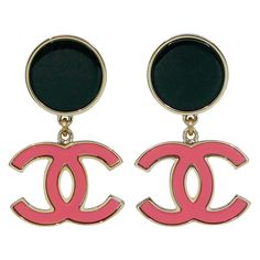 Store item: 66753 Chanel 23C Pink CC Logo Enamel Drop Earrings Black and pale pink enamel on light gold hardware From 2023 cruise collection Condition: New comes with box For 19 years, Boutique Patina has specialized in sourcing and curating the best condition vintage leather treasures by searching closets around the world. We also offer an unmatched lifetime double your money back guarantee on authenticity. Inquire with us for more information on this item. Pink Cc, Chanel Necklace, Cruise Collection, Pink Chanel, Rose Pale, Chanel Jewelry, Pink Enamel, Earrings Black, Cc Logo