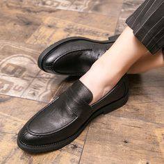 Détendez-vous et restez décontracté avec nos mocassins britanniques. Avec leur mélange unique de style britannique et de confort décontracté, ces mocassins sont parfaits pour tout look décontracté. Enfilez-les et sortez avec style, tout en vous sentant à l'aise.
 





Matériau de la semelle extérieure: Caoutchouc Casual Slip-on Oxfords With Textured Sole, Casual Slip-on Oxfords With Flat Heel, Casual Black Slip-on Oxfords, Casual Slip-on Loafers For Work, Casual Flat Oxfords With Textured Sole, Casual Oxfords With Textured Sole And Flat Heel, Casual Slip-on Oxfords With Round Toe, Casual Low-top Platform Loafers With Brogue Detailing, Casual Platform Loafers With Stitched Sole