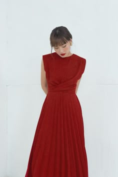 Prefer something with a little extra wiggle room at the waist? Our super-comfy Moni bridesmaid dress features a raised empire waist that gently grazes over curves, so that you can move, eat, dance, breathe with ease. Spun of crepe de chine silk, she’s made with a twisted front crew neckline, a pleated design and both midi and maxi length are available. And thanks to its raised empire waist, Moni doubles as a maternity bridesmaid dress to show off a cute baby bump. Get ready to party in this fron Cute Baby Bump, Maternity Bridesmaid Dress, Maternity Bridesmaid Dresses, Dress Graduation, Empire Waist Dress, Style Aesthetic, Crepe Dress, Baby Bump, Skirt Dress