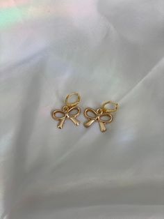 The cutest statement bow earrings! Go perfect with any outfit and are comfortable to wear! Our hoops are gold plated and hypoallergenic for your comfort! Pretty Gold Earrings, Dope Jewelry Accessories, Minimal Accessories, Golden Earrings