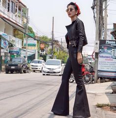 Women's high waisted flared bell bottoms jeans by Endorphyn 70s Fashion Rock, Vintage 70s Fashion, Bell Bottoms Jeans, Bell Bottoms Pants, 70s Vintage Fashion, Flair Jeans, Black Jeans Women, Jeans Fabric, High Waisted Flares