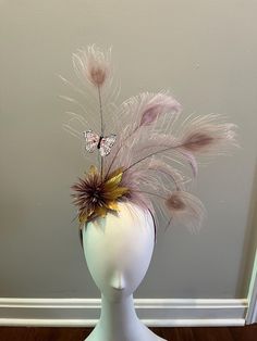 Pink/Purple-ish feathers with gold feathers and butterfly. Very unique fascinators Purple Feather Headpieces For Spring, Purple Feathered Headpieces, Elegant Purple Feathered Headpiece, Purple Feathered Headpieces For Kentucky Derby, Gold Feathered Fascinator For Party, Unique Fascinators, Kentucky Derby Fascinator, Headpiece Diy, Derby Fascinator