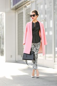 Pink Sherlock - Cocoon coat - Wendy's Lookbook - fashion blogger - pink coat - fashion trend Leather Peplum Tops, Wendy's Lookbook, Textured Coat, Black And White Pants, Black White Outfit, Cocoon Coat, Outfit Mujer, Fashion Blogger Style, White Outfit