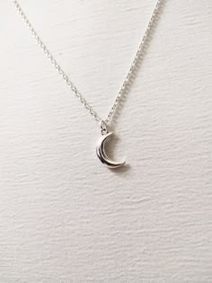 ◆ Necklace with small half moon plated in silver this necklace is very simple and elegant and has an adjustable silver chain the moon size is only 0,629921 inches! ♡ In my shop there are many handmade jewelry for all tastes, come and watch them you are welcome! ♡ Simple Moon Necklace, Simple Silver Accessories, Simple Silver Jewelry Necklaces, Necklace Small Pendant, Moon Silver Necklace, Cresent Moon Necklaces, Silver Moon Pendant, Silver Necklace With Pendant, Jewelry Accessories Necklaces Silver