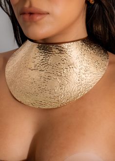 Beautiful and elegant Majesty Collar Necklace Gold, perfect for adding glamour to any outfit Neck Wear Jewelry, Collar Necklace Gold, Dress Work Outfit, Gold Collar Necklace, Neck Jewelry, Diva Boutique, Mask Necklace, Bold Necklace, Golden Necklace