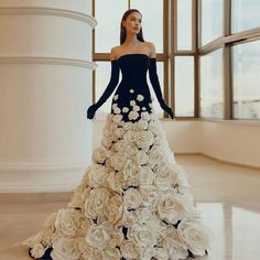 Wedding Dress Vogue, Black And White Dresses Formal, Heart Fashion Design, Black And White Gown Elegant, White And Black Wedding Dress, Black Floral Gown, Black White Gown, Premier Dresses, Bridal Outfits Wedding