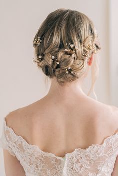 Baby's Breath Hair Pins | Set of 5.  Designed to look like hand picked baby's breath flowers from the garden for an informal bridal look. Made with handmade ivory coloured flower sprays and freshwater pearls. There are 5 pins in total, and each can be styled anywhere in an updo. The could be clustered together as a small bouquet in the hair, or scattered. * Each pin is finished with a delicate stem which simply slides in to your hairstyle, just as a flower stem would. * Packaged in one of my bea Baby's Breath In Hair, Baby Breath In Hair, Future Elegance, Bridal Hair With Flowers, Cute Wedding Hair, Gypsophila Hair, Floral Updo, Bridal Hairpins, Hair Pins Wedding