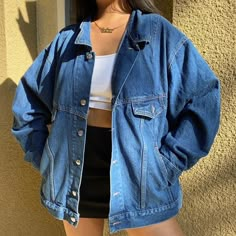 Vintage Oversized Jean Jacket, Jean Jackets Women, Boxy Denim Jacket Outfit, Large Denim Jacket, Jean Jacket Inspo Outfits, Denim Jacket Outfit Women Summer, Aesthetic Jean Jacket Outfits, Large Denim Jacket Outfit, Summer Denim Jacket Outfit