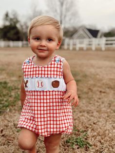 This bubble features a smocked bats, a baseball and glove on the smock plate. The fabric is seersucker. Smocked Boy Outfits, Baby Boy Smocked Outfits, Baseball Boyfriend Gifts, Boys Smocked Outfits, Preppy Baby Boy, Baseball Boyfriend, Preppy Kids Outfits, Baby Boy Baseball, Boys Smock