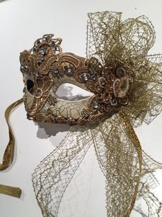 Золотая Маскарадная Маска Марди Гра Хэллоуин - Etsy Masquarade Mask, Venice Masquerade, New Years Eve Celebration, Plastic Mask, Masked Ball, Mask Ideas, Gold Mask, Masked Singer, Lace Mask