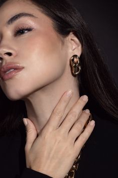 Isabella Fa caresse chain earrings in yellow or rouge gold. 18K Yellow Gold or Rouge Gold 35mm x 17mm Gold Outfit, Marissa Collections, Discount Jewelry, Jewel Box, Fine Jewels, Chain Earrings, Jewelry Lover, Jewelry Gifts, Jewelry Collection