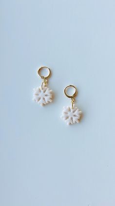 These are the earrings you need this winter season. A combination of colors come together to make these snowflakes. Lightweight so you can easily wear all day. 15k gold plated huggie hoop is brass. Loop size is 2MM with pin thickness being 19 gauge. It is nickel free. Handmade Clay Jewelry, Winter Jewelry, Snowflake Earrings, Handmade Clay, Accessories Handmade, White Glitter, Last Minute Gifts, Clay Jewelry, Winter Season