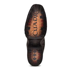 ¡No hay mejor manera de vestir que con esta deslumbrante bota Casual Cuadra en color cafe! Esta elegante bota está 100% hecha de piel, suela track y cosido welt que la hacen resistente y duradera. Combina con tus atuendos y luce espectacular con cada paso. ¡Vístete con Clase! 100% piel Suela track Pintada a mano Cafe difuminado Cosido welt Mens Fashion Urban, The Tube, Color Cafe, Goodyear Welt, Danner Mountain Light Boot, Western Wear, Metal Buckles, Western Boots, Urban Fashion