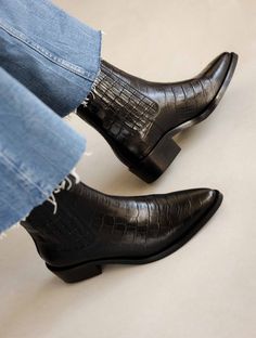 Georgia Noir Féroce - Santiag cowboy western boots with pointed toe in black crocodil embossed leather Styling Chelsea Boots, Fall Sneakers, Oxford Platform, Wedge Loafers, Platform Clogs, Chelsea Boots Women, Clog Heels, Black Camel, Denim Trends