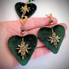 Handmade beaded emerald heart shaped velvet jewelry set: earrings and necklace. You may choose 2 variations: velvet choker or beautiful sparkling beads on the neck. Or both for any events! Velvet heart pendant and earrings embroidered with shiny crystal and rhinestone beads! Each element sewd by hands.Velvet choker with stainless steel chain. This is unique high quality hand work. It will be a wonderful gift! Perfect Valentines day gift! It will compare for different clothes and moments. !!!!Loo Folksy Christmas, Beaded Heart Necklace, Heart Jewelry Set, Seed Bead Pattern, Unique Valentines Day Gifts, Velvet Heart, Heart Shaped Jewelry, Felt Jewelry, Handmade Earrings Beaded