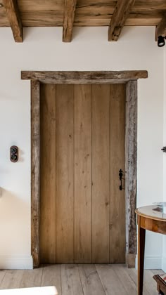 eiken deuren, klassieke eiken deuren, deuren, eikenhouten deuren, deur in hout Plank Door, English Cottage Interiors, Straw Bale House, Prairie House, Cottage Renovation, Casa Container, Hygge Home, Cottage Interiors, Mediterranean Home