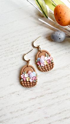 Step into the season with style and charm with these delightful floral Easter basket dangle earrings, meticulously crafted from quality polymer clay. Each pair features an Easter basket overflowing with colorful eggs and flowers. The charm hangs from a nickel safe, lead and cadmium free 18k gold plated brass post making safe for sensitive ears.   These earrings are lightweight and comfortable to wear all day. They would make a great addition to your jewelry collection or a thoughtful gift for so Polymer Clay Spring Earrings, Polymer Clay Easter Earrings, Clay Easter Earrings, Easter Clay Earrings, Spring Polymer Clay Earrings, Polymer Clay Valentines Day, Polymer Clay Valentines, Holiday Polymer Clay, Easter Polymer Clay