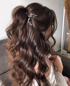 Timeless Wedding Hairstyles, Vintage Wedding Hairstyles, Quince Hairstyles With Crown, Prom Hair Down, Simple Hairstyles, Vintage Wedding Hair, Hoco Hairstyles, Homecoming Hairstyles Updos